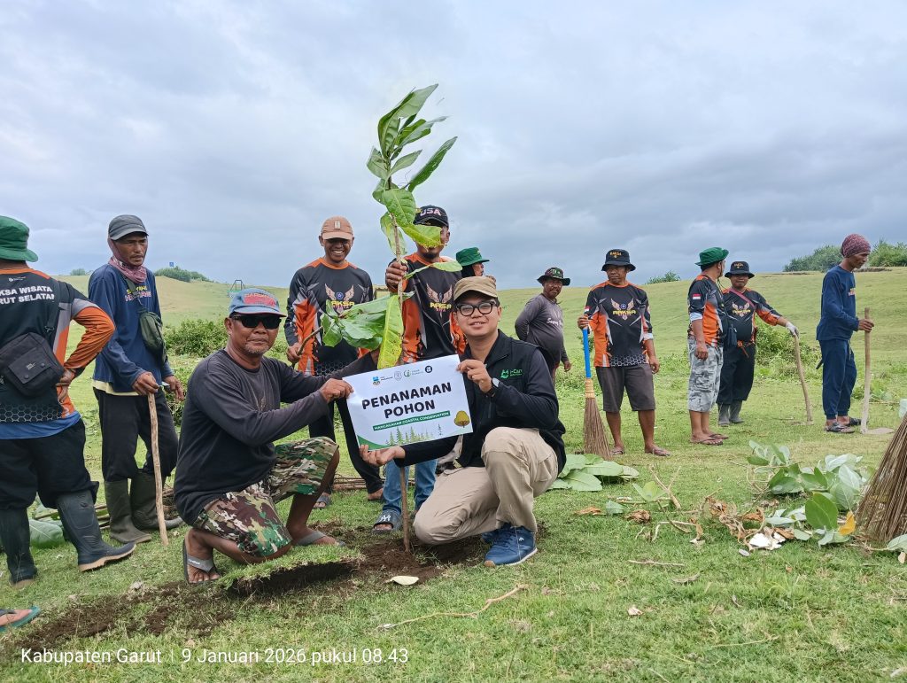 Penanaman pohon Butun di Bukit Teletubbies Sayang Heulang